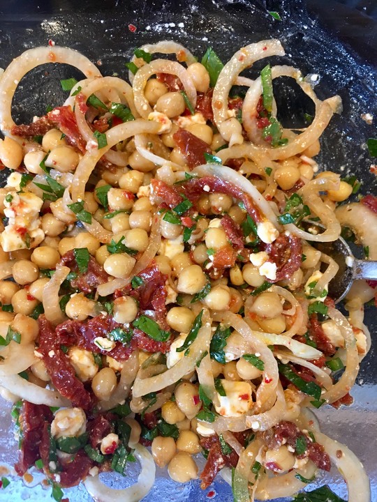 Kichererbsensalat mit getrockneten Tomaten und Feta von grisi | Chefkoch