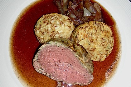 Crepinette vom Bison mit Rotwein - Pfeffersauce und Semmel - Pilz - Knödel (Bild)