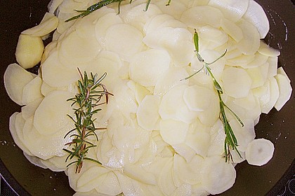 Kartoffelpfanne mit Mozzarella (Bild)
