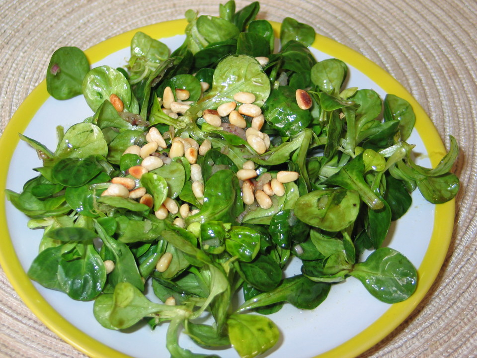 Feldsalat mit gerösteten Pinienkernen von gabi-b | Chefkoch