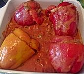 Gefüllte Paprika mit Cous-Cous und Tomatensoße (Bild)