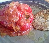 Gefüllte Paprika mit Cous-Cous und Tomatensoße (Bild)