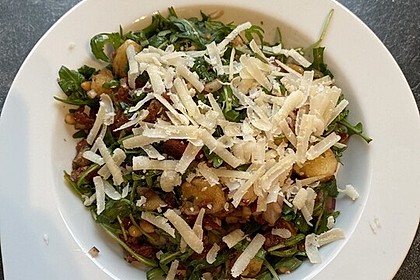 Gnocchi-Salat mit Pinienkernen und getrockneten Tomaten (Bild)