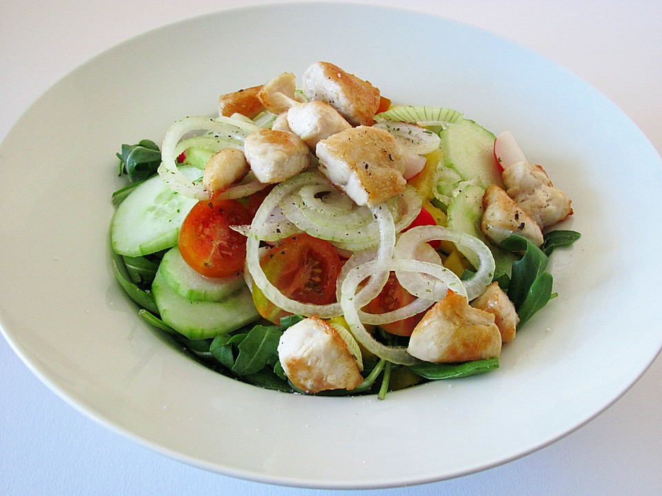 Salat mit Putenstreifen und Kräuterbutterbaguette von MelFit | Chefkoch