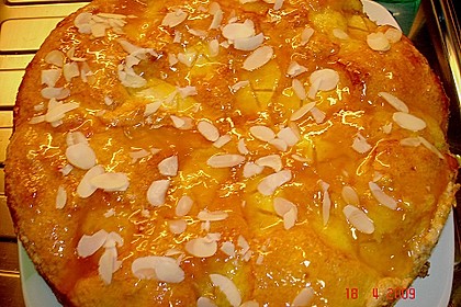Versunkener Apfelkuchen Ivan mit Aprikosenmarmelade und Mandelblättchen (Bild)