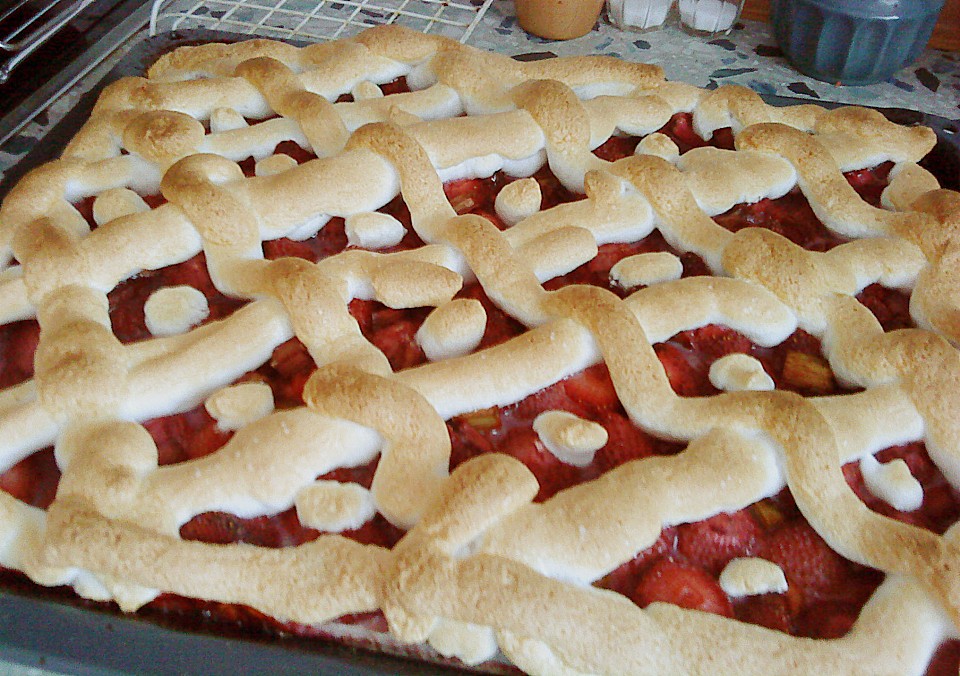 Rhabarberkuchen vom Blech mit Baisergitter von vossilein | Chefkoch