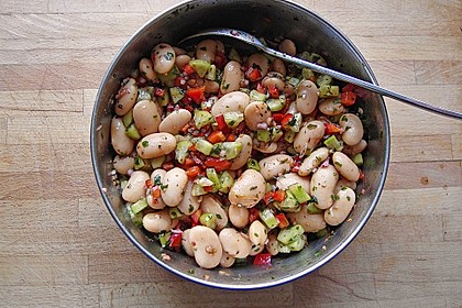 Salat aus weißen dicken Bohnen (Bild)
