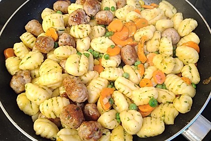 Gnocchi-Gemüse-Pfanne mit Mettbällchen (Bild)