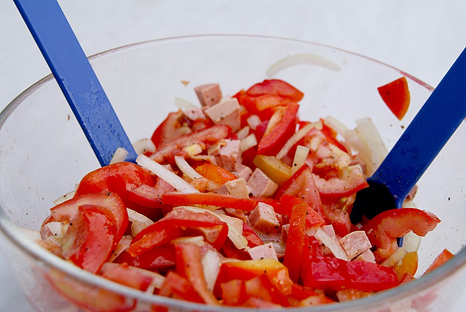 Paprikasalat mit Tomaten, Zwiebeln und Fleischwurst von Bernd | Chefkoch