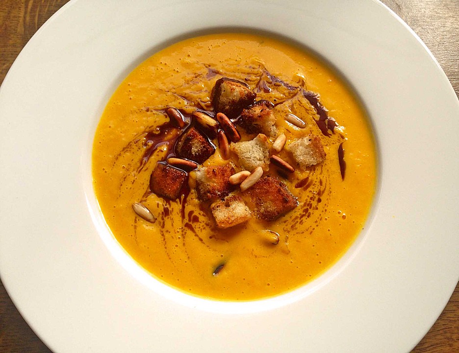 Kürbiscremesuppe mit gerösteten Kürbiskernen und Kernöl von ...