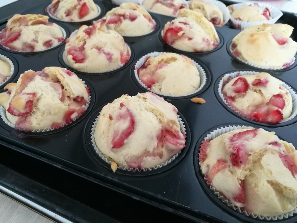 Erdbeer - Rhabarber - Muffins - Ein schönes Rezept | Chefkoch