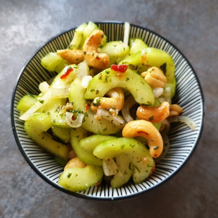 Thai Gurkensalat mit Erdnüssen und Chili - Schnelle Rezepte