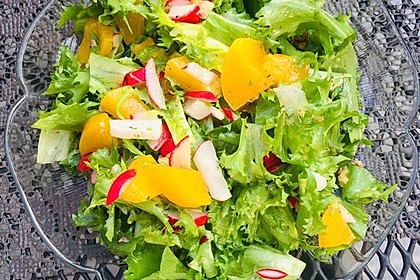 Endiviensalat mit Orangen, Radieschen und Walnüssen (Bild)