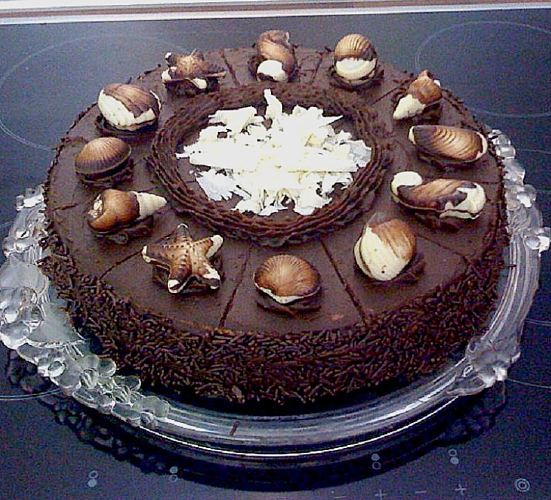 Schokoladen - Torte mit belgischen Pralinen von worlpeace | Chefkoch