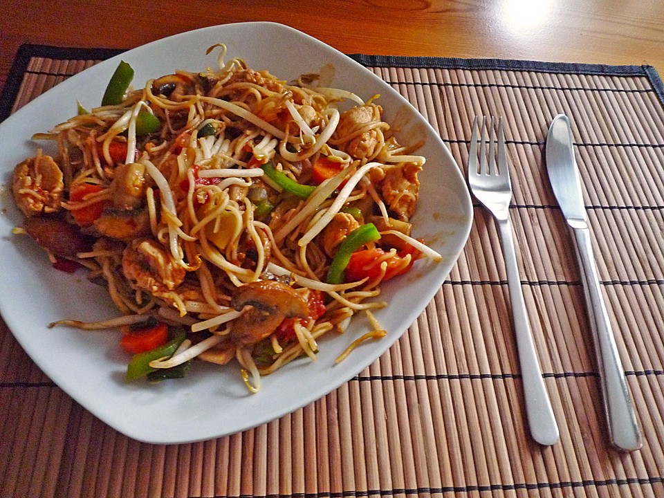 Gebratenes Hühnchen mit Mie-Nudeln von Rantanplan | Chefkoch Gebratenes Hühnchen mit Mie-Nudeln von Rantanplan | Chefkoch
