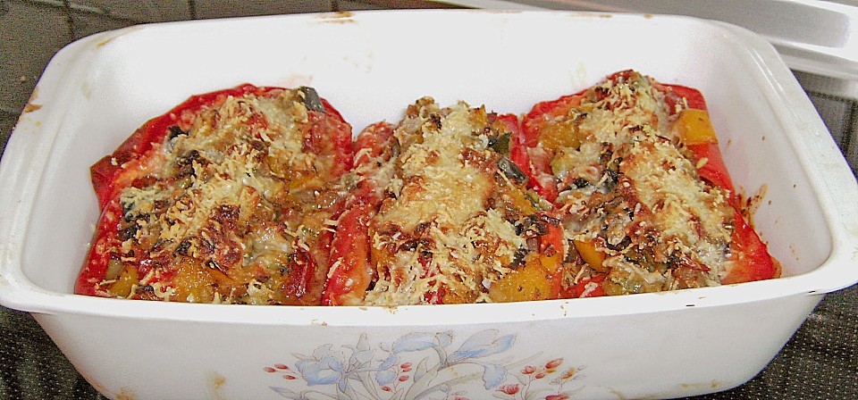 Mit Ratatouille gefüllte und überbackene Paprika von chefkoch