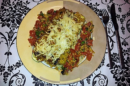Mit Couscous gefüllte und überbackene Zucchini (Bild)