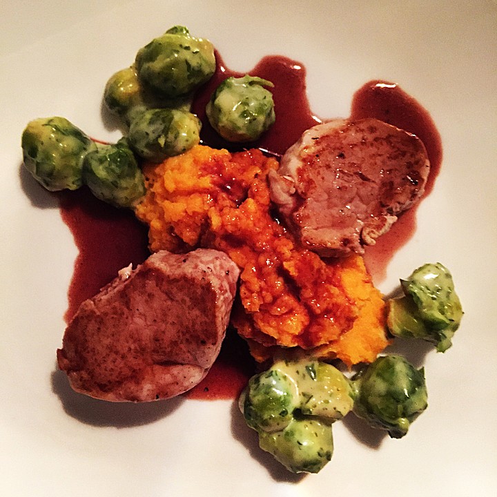 Schweinefilet auf Süßkartoffelpüree mit Lebkuchenjus und Rosenkohl von ... Schweinefilet auf Süßkartoffelpüree mit Lebkuchenjus und Rosenkohl von ...