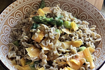 Pasta mit grünem Spargel und Karottenstreifen (Bild)