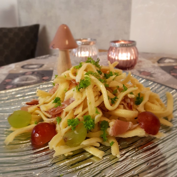 Spätzlesalat mit Schinken und Trauben von luckys-home | Chefkoch Spätzlesalat mit Schinken und Trauben von luckys-home | Chefkoch