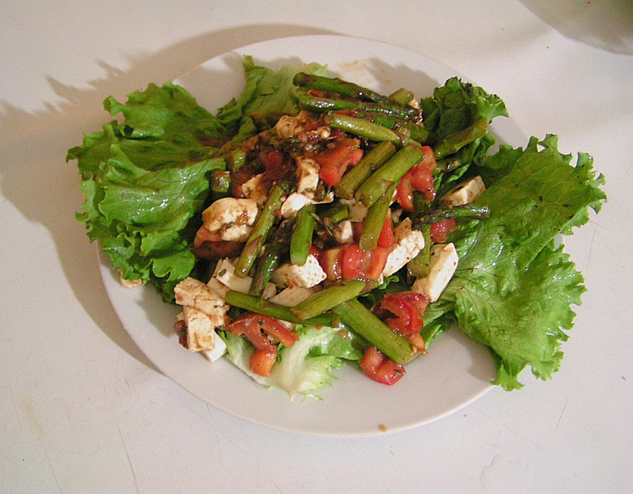 Warmer Spargelsalat mit Mozzarella und Kirschtomaten von cheflöwe ...