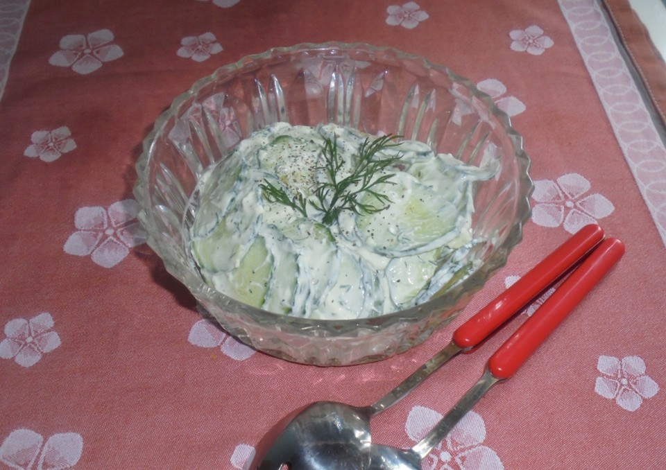 Gurkensalat mit Kräuter - Creme frâiche von jumbo6969 | Chefkoch