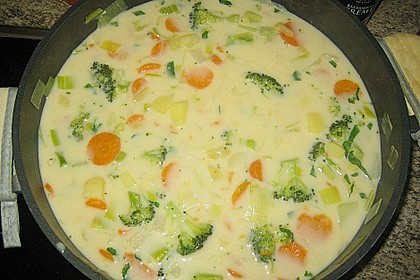 Claudis Kartoffel-Gemüse-Käsesuppe (Bild)