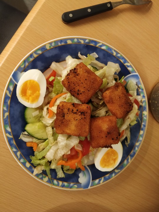 Gebratener Schafskäse auf griechischem Salat von Flotte Lotte | Chefkoch.de Gebratener Schafskäse auf griechischem Salat von Flotte Lotte | Chefkoch.de