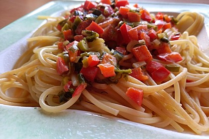 Spaghetti in cremiger Paprika-Tomaten-Frühlingszwiebel-Sauce (Bild)