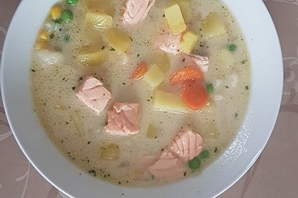 Schnelle Gemüsesuppe mit Kokosmilch und Lachswürfeln (Bild)