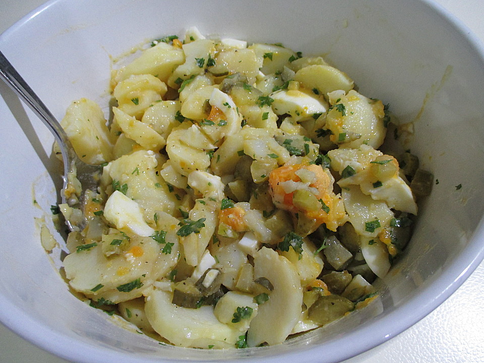 Leichter Kartoffelsalat mit Kräutern, Ei und Gurke von suffelpuffel ...