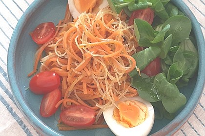 Pikanter Karottensalat mit Glasnudeln (Bild)