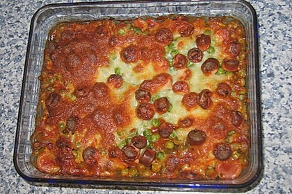 Schneller Nudelauflauf mit Tomatensauce und Würstchen (Bild)