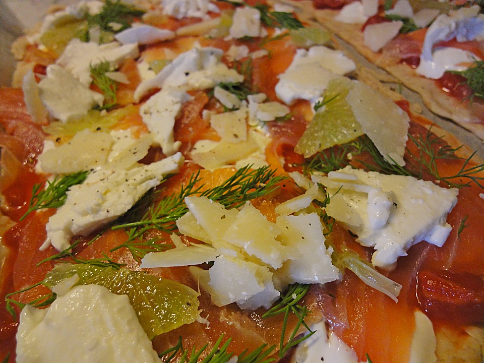 Räucherlachs - Limetten - Pizza mit Crème fraîche und Dill von ...