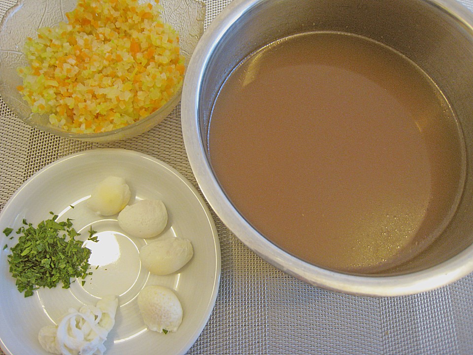 Perlhuhn - Consommé mit pochiertem Wachtelei und Gemüsebrunoise von ...