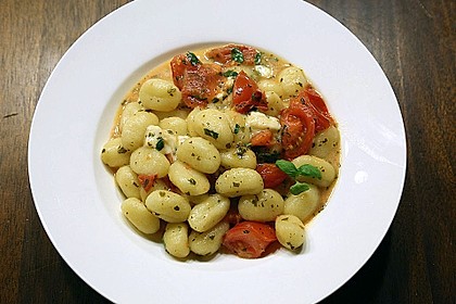 Gnocchi mit Tomaten und Mozzarella (Bild)