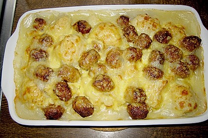 Blumenkohlauflauf mit Bratwurstbällchen und Kartoffeln (Bild)