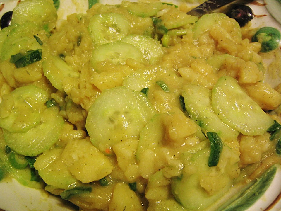 Lauwarmer Kartoffel - Gurkensalat von Goldbek | Chefkoch