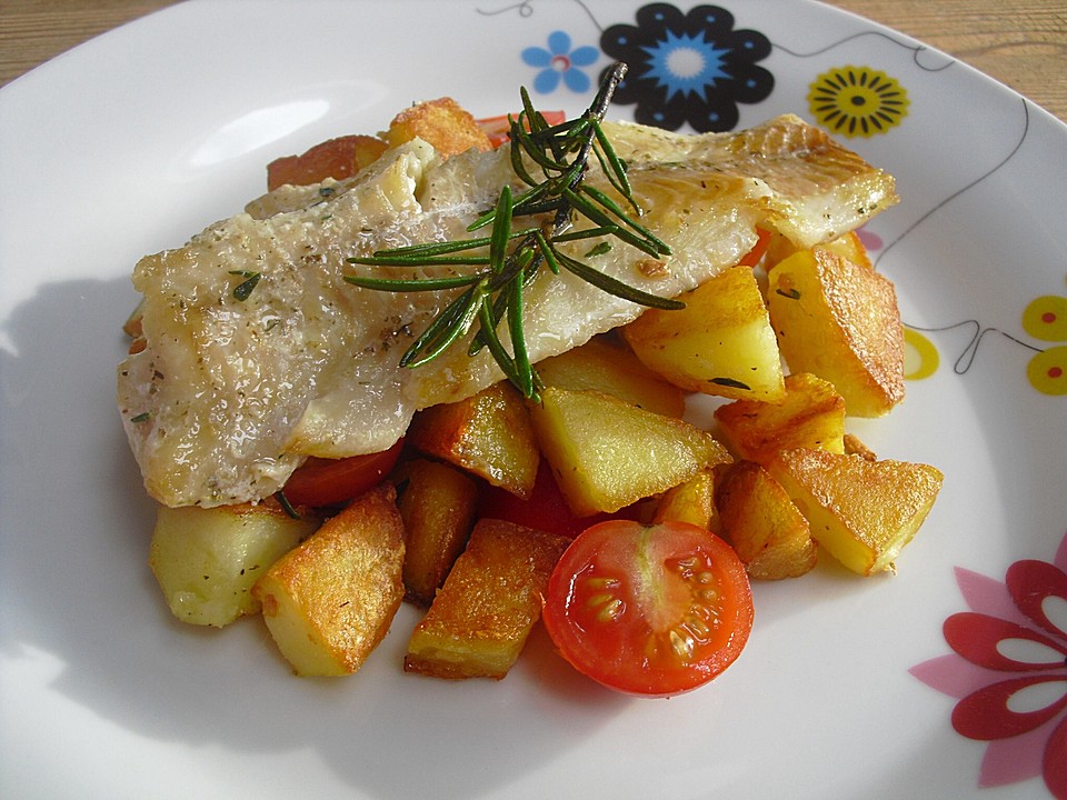 Seelachsfilet auf mediterranen Kräuterkartoffeln von TakeOff | Chefkoch.de