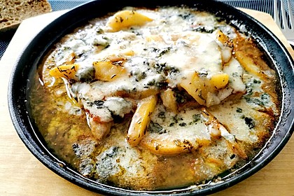 Schweinerückensteaks mit karamellisierter Birne und geschmolzenem Gorgonzola (Bild)