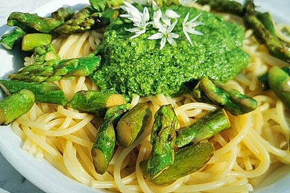 Spaghetti mit gebratenem Spargel und Bärlauchpesto (Bild)