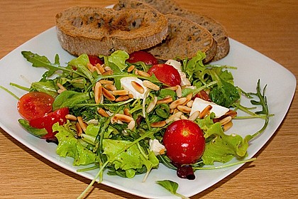 Mediterraner Salat mit Mini - Mozzarella (Bild)