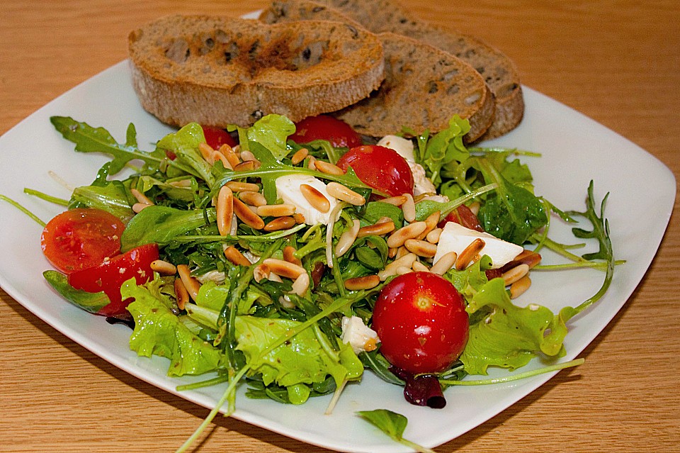 Mediterraner Salat mit Mini - Mozzarella von lx2 | Chefkoch
