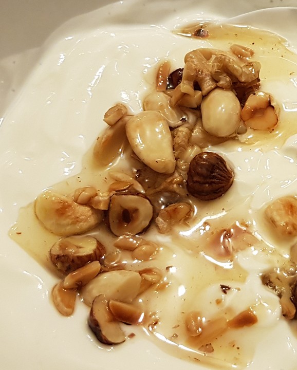 Giechischer Joghurt mit Nüssen und Honig von Charise1998 | Chefkoch