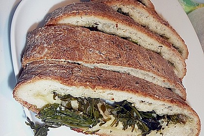 Brot gefüllt mit Rucola und Käse (Bild)