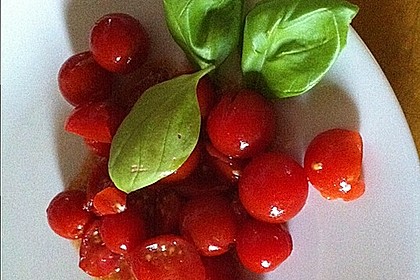 Tomatensalat auf sizilianische Art (Bild)