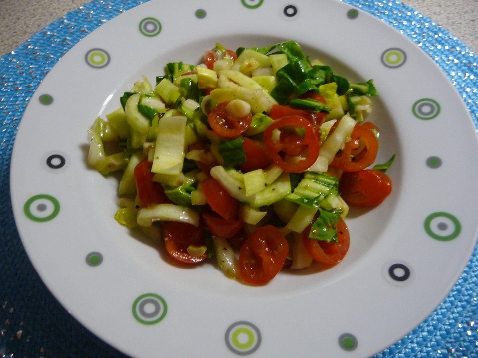 Pak Choi - Salat mit Tomaten, Frühlingszwiebeln und Peperoni von ...