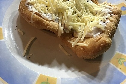Ungarische Langos mit Knoblauchcreme und Käse (Bild)