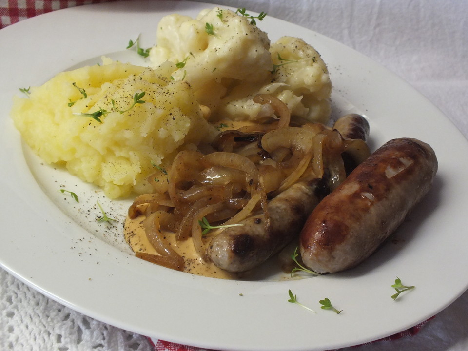 Bratwurst an Zwiebelsauce mit Kartoffelpüree von holidayanimal | Chefkoch