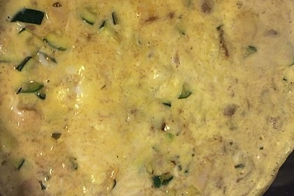 Zucchini-Omelett mit Käse (Bild)